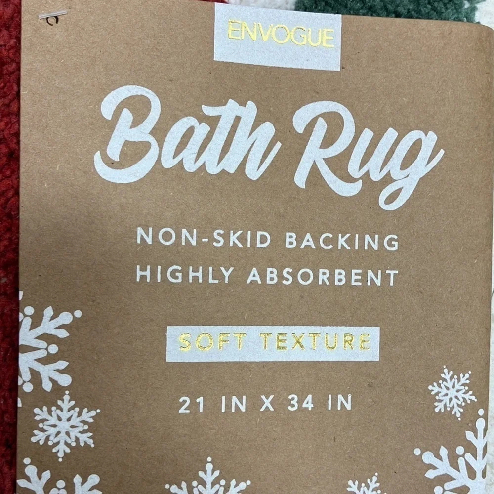 NWT ENVOGUE RED AND GREEN CHRISTMAS TREE BATH MAT